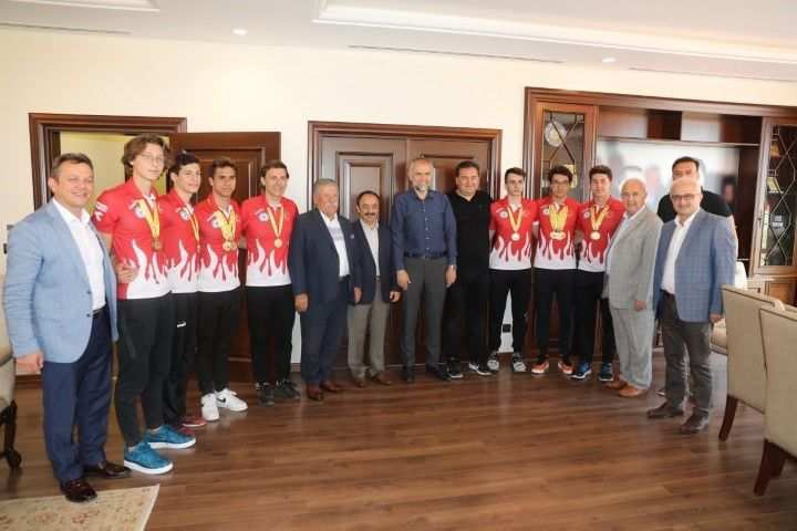 DÜNYA ŞAMPİYONU ÇEKMEKÖY ’DEN